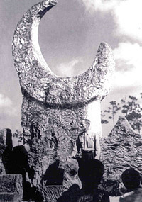 A photograph of Ed conducting a tour while standing in front of the feature known as the crescent moon.